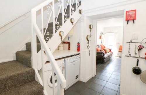 Haltwhistle House | Cozy Bridge Cottage: Pet-Friendly Stay with Family Comfort