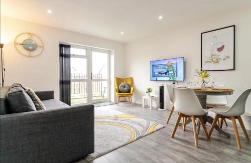 Oldbury Apartment | Stylish Bridge Court Apartments with Canal Views & Free Parking