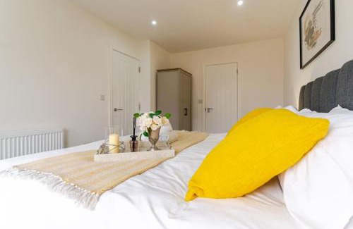 Oldbury Apartment | Stylish Bridge Court Apartments with Canal Views & Free Parking