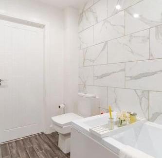Oldbury Apartment | Stylish Bridge Court Apartments with Canal Views & Free Parking