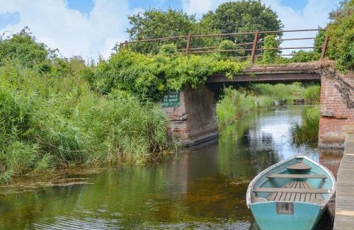 Irstead House | Bridge End: Family & Pet-Friendly Stay with High Ratings