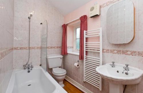 Irstead House | Bridge End: Family & Pet-Friendly Stay with High Ratings