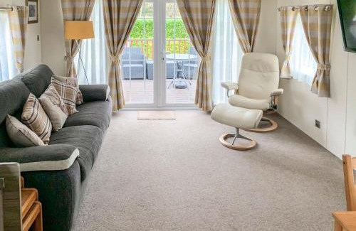 Dollar House | Bridge End Lodge: 4-Star Retreat with Hot Tub & Pet-Friendly