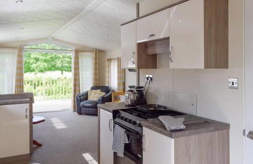 Dollar House | Bridge End Lodge: 4-Star Retreat with Hot Tub & Pet-Friendly