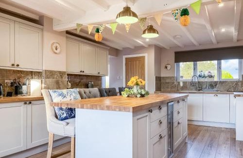 Stramshall House | Bridge Farm: Family-Friendly Retreat with Hot Tub Access