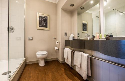 London Borough of Ealing Hotel | Bridge Hotel: Pet-Friendly Stay with Family Amenities