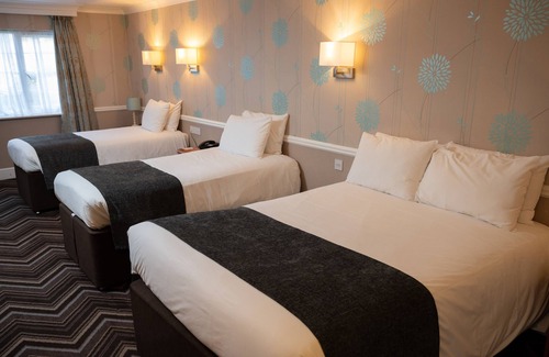 Yatton Hotel | Comfortable Stay at Bridge Inn with Restaurant & Breakfast