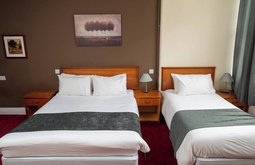 Yatton Hotel | Comfortable Stay at Bridge Inn with Restaurant & Breakfast
