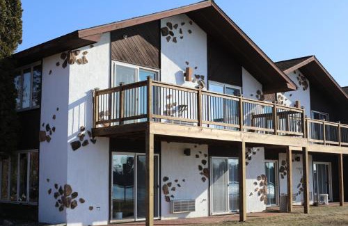 Tomahawk House | Bridge Inn Tomahawk: Cozy Suite with Kitchenette & Hot Tub