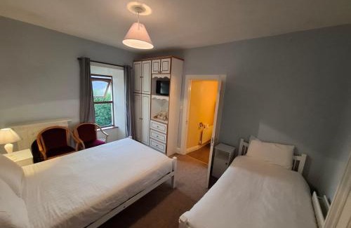 Kilcrohane Bed & Breakfast | Cozy Bridge View House B&B with Oceanfront Dining