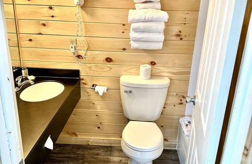 Mackinaw City Hotel | Bridge View Motel & Condo: Family-Friendly Getaway Awaits