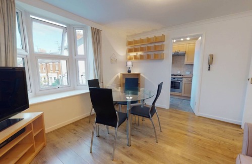 Oxford City Centre Apartment | Bridge View | Oxford Holiday Let with Breakfast & Kitchen