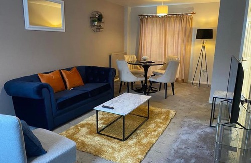 Basingstoke Villa | BridgeCity Cottage: Family and Pet-Friendly Retreat in Basingstoke