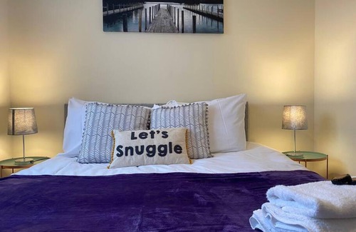 Basingstoke Villa | BridgeCity Cottage: Family and Pet-Friendly Retreat in Basingstoke