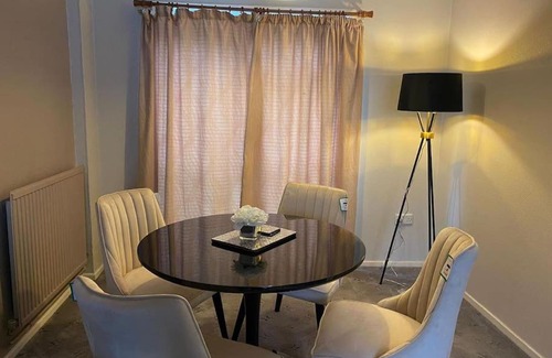 Basingstoke Villa | BridgeCity Cottage: Family and Pet-Friendly Retreat in Basingstoke