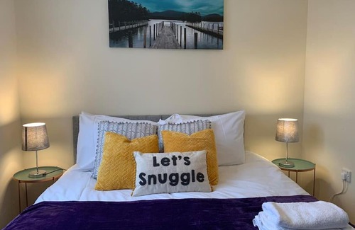 Basingstoke Villa | BridgeCity Cottage: Family and Pet-Friendly Retreat in Basingstoke