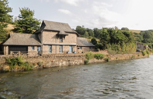 Noss Mayo House | Bridgend Barn: Family-Friendly Retreat with 4-Star Comfort