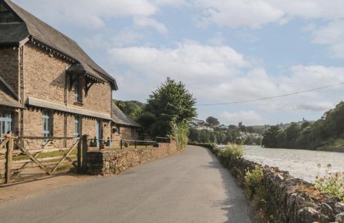 Noss Mayo House | Bridgend Barn: Family-Friendly Retreat with 4-Star Comfort