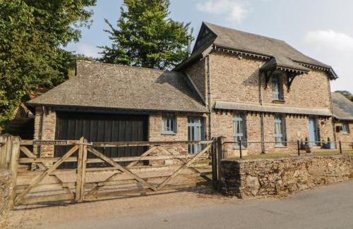 Noss Mayo House | Bridgend Barn: Family-Friendly Retreat with 4-Star Comfort