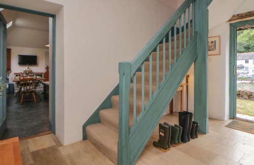 Noss Mayo House | Bridgend Barn: Family-Friendly Retreat with 4-Star Comfort