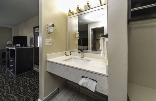 Council Bluffs Hotel | Discover BridgePointe Inn & Suites: Rated 9/10 with Spa