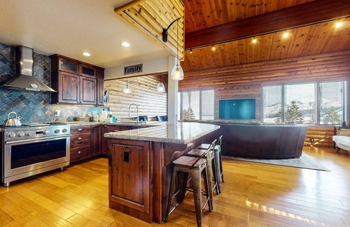 Mammoth Lakes Condo | Pet-Friendly Bridges Townhome 11 with Private Hot Tub