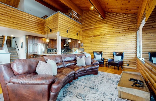 Mammoth Lakes Condo | Pet-Friendly Bridges Townhome 11 with Private Hot Tub