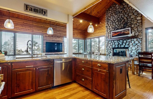 Mammoth Lakes Condo | Pet-Friendly Bridges Townhome 11 with Private Hot Tub