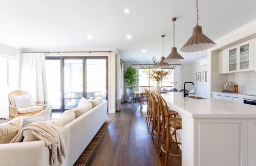 Bright Villa | Bridgewater - Guest Rated 10/10 with Ocean View & Pool