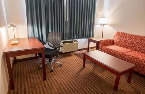 Sublimity Hotel | Bridgeway Inn & Suites: Family-Friendly Stay with Pool