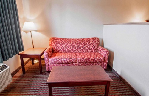 Sublimity Hotel | Bridgeway Inn & Suites: Family-Friendly Stay with Pool