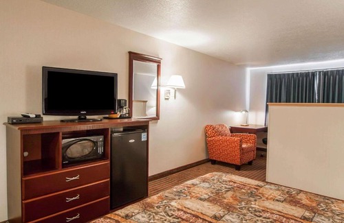 Sublimity Hotel | Bridgeway Inn & Suites: Family-Friendly with Pool Access