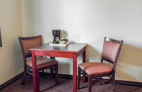 Sublimity Hotel | Bridgeway Inn & Suites: Family-Friendly with Pool Access