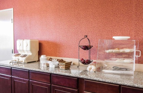 Sublimity Hotel | Bridgeway Inn & Suites: Family-Friendly with Pool Access