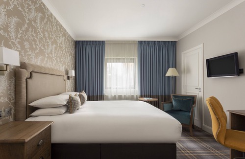 Chatham Hotel | Bridgewood Manor: Relaxing Retreat with Pool & Spa