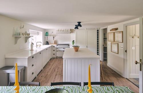 Penwood House | Cozy Bridlepath Cottage: Family-Friendly Getaway Awaits