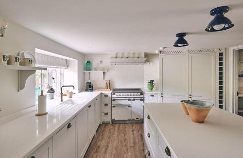 Penwood House | Cozy Bridlepath Cottage: Family-Friendly Getaway Awaits