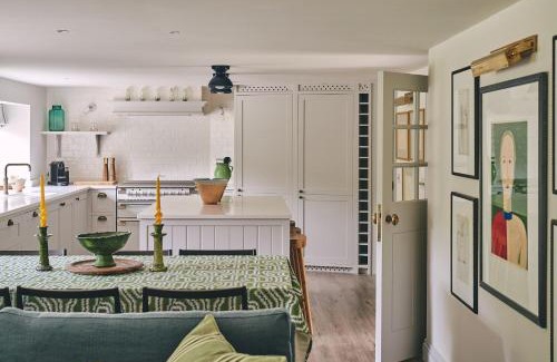 Penwood House | Cozy Bridlepath Cottage: Family-Friendly Getaway Awaits