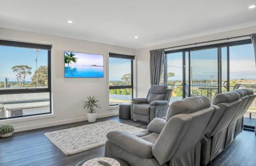Bridport House | Idyllic Bridport by the Sea: 4-Star Ocean View Retreat