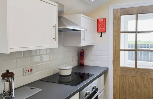 Whitley Bay Cottage | Oceanfront 2-Bedroom Retreat in Old Hartley, Near Whitley Bay