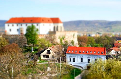 Siklos House | Brigadéros Vendégház: Family-Friendly Retreat with Kitchen