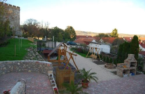 Siklos House | Brigadéros Vendégház: Family-Friendly Retreat with Kitchen