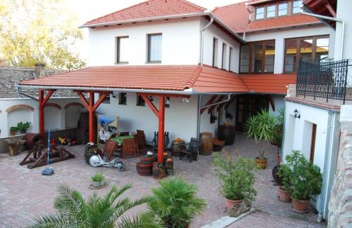 Siklos House | Brigadéros Vendégház: Family-Friendly Retreat with Kitchen