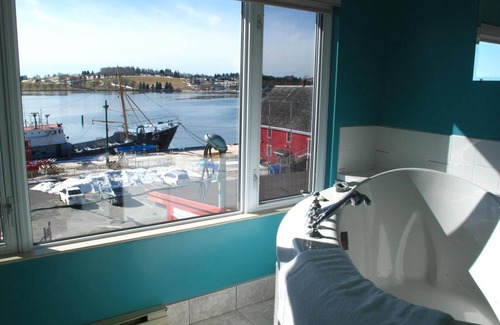 Lunenburg Waterfront Hotel | Inviting Brigantine Inn & Suites: Family-Friendly Comfort