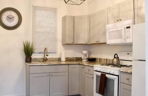 Crafton House | Ideal Pittsburgh Retreat Near City & Airport with Breakfast