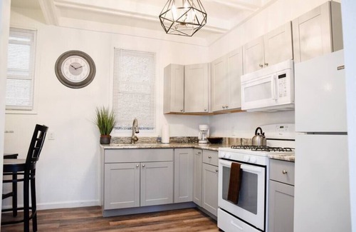 Crafton House | Ideal Pittsburgh Retreat Near City & Airport with Breakfast