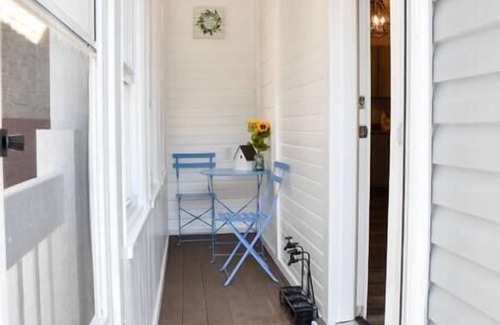 Crafton House | Ideal Pittsburgh Retreat Near City & Airport with Breakfast