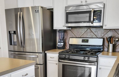 West Oak Hill House | Bright 2/2 with Large Yard & Pet-Friendly Amenities