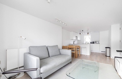 Belgravia Apartment | Bright Belgravia Apartment: Family-Friendly with Spa Access