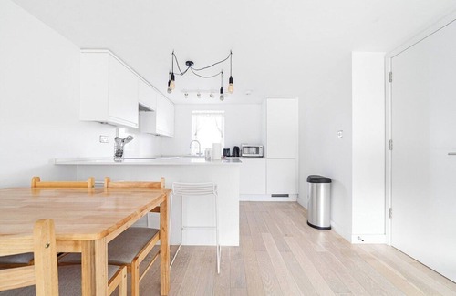 Belgravia Apartment | Bright Belgravia Apartment: Family-Friendly with Spa Access